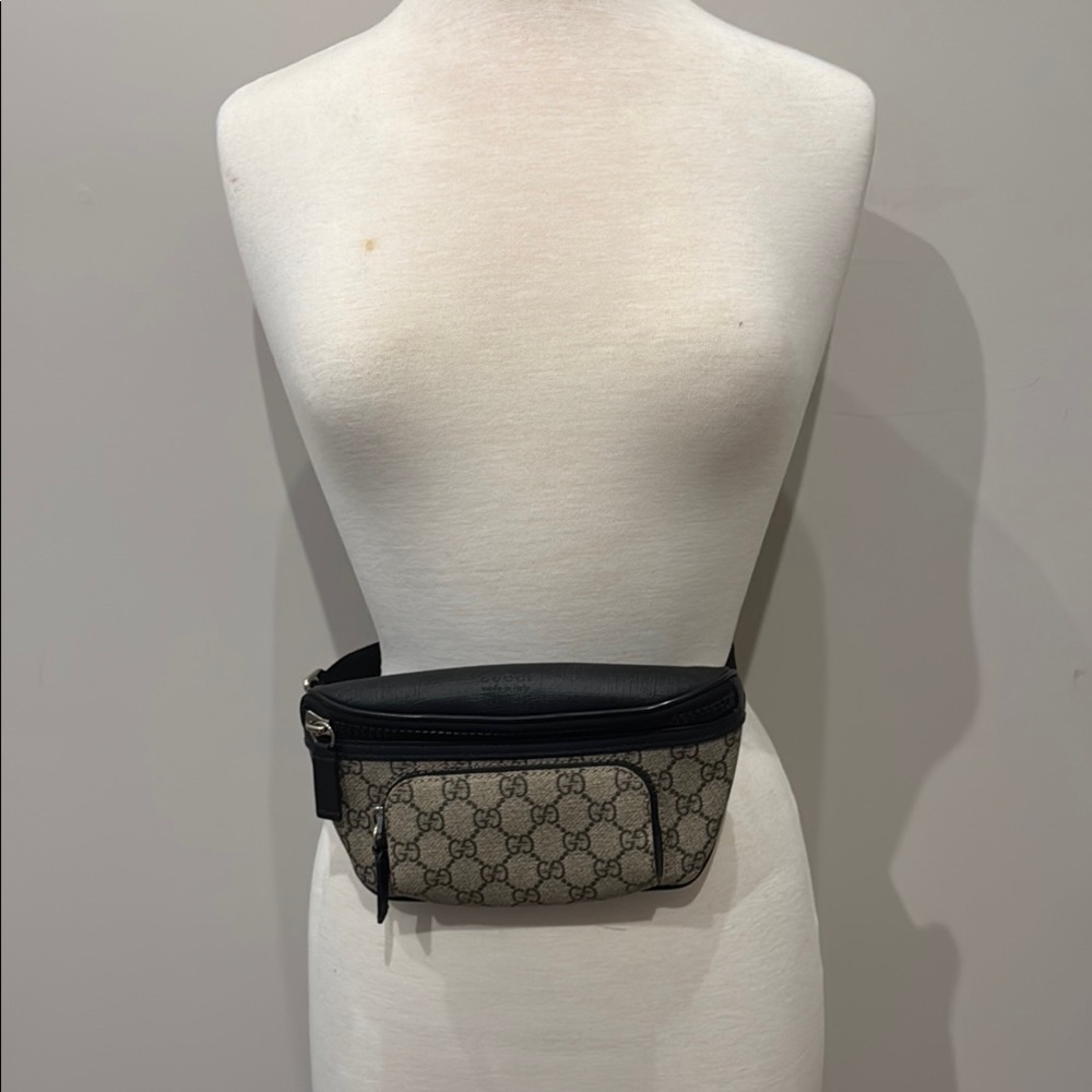 Gucci Front Pocket Belt Bag
GG Supreme Black/Beige unisex